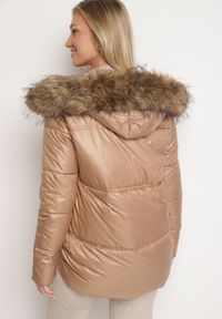 Born2be - Ciemnobeżowa Kurtka Pikowana z Kapturem z Odpinanym Futerkiem i Dłuższym Tyłem Clorina. Okazja: na co dzień. Typ kołnierza: kaptur. Kolor: brązowy. Materiał: futro. Długość: długie. Wzór: aplikacja. Styl: klasyczny, casual, elegancki #4