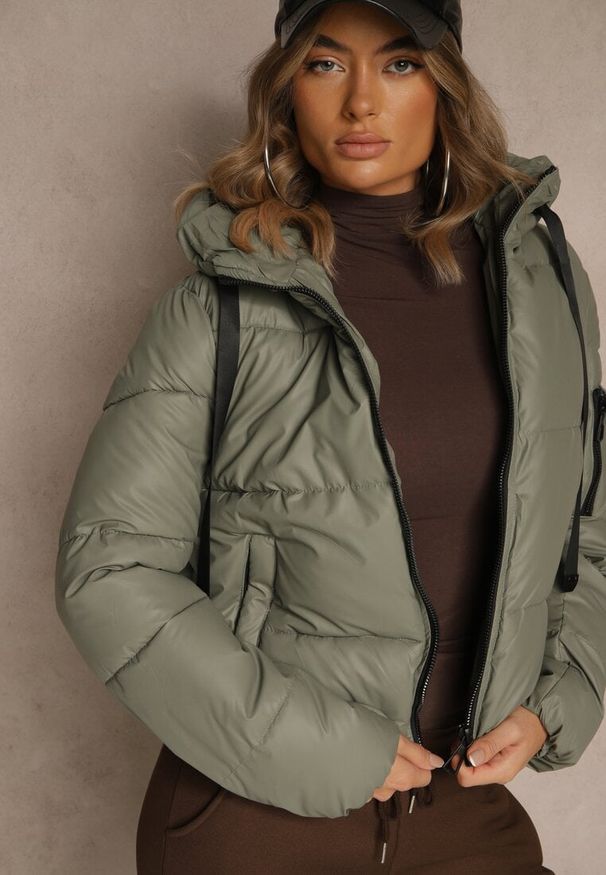 Renee - Zielona Kurtka Puffer z Pikowanymi Przeszyciami i Kapturem Renaria. Okazja: na co dzień. Typ kołnierza: kaptur. Kolor: zielony. Materiał: poliester, jeans. Sezon: zima. Styl: casual