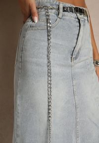Renee - Jasnoniebieska Jeansowa Spódnica z Bawełny z Łańcuchem Lilurea. Okazja: na co dzień. Kolor: niebieski. Materiał: bawełna, jeans. Styl: klasyczny, elegancki, casual #5