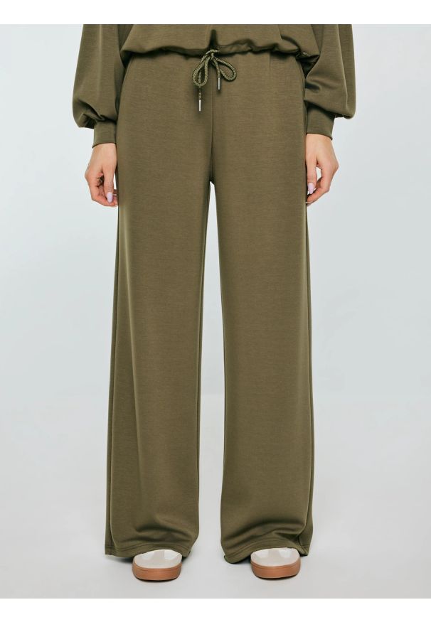Big-Star - Spodnie damskie dresowe z szeroką nogawką khaki Lunarap 303. Kolor: zielony. Materiał: dresówka. Styl: elegancki, wizytowy