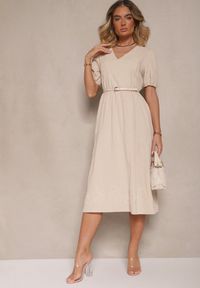 Renee - Jasnobeżowa Rozkloszowana Sukienka z Bawełny w Stylu Boho z Haftowanymi Zdobieniami Lannilsa. Typ kołnierza: dekolt w kształcie V. Kolor: beżowy. Materiał: bawełna. Wzór: aplikacja, haft. Styl: boho