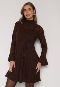 Born2be - Brązowa Koronkowa Sukienka z Wiązaniem Półgolfem i Falbankami Alnefera. Okazja: na co dzień. Typ kołnierza: kołnierz z falbankami. Kolor: brązowy. Materiał: koronka. Długość rękawa: na ramiączkach. Styl: klasyczny, casual #3