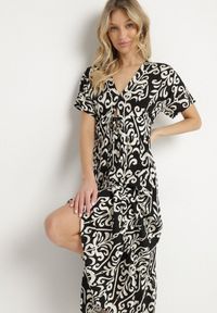 Born2be - Czarna Sukienka z Wiskozy w Abstrakcyjny Wzór Faledira. Okazja: na co dzień. Typ kołnierza: dekolt w serek. Kolor: czarny. Materiał: wiskoza. Długość rękawa: krótki rękaw. Typ sukienki: proste. Styl: klasyczny, casual #5