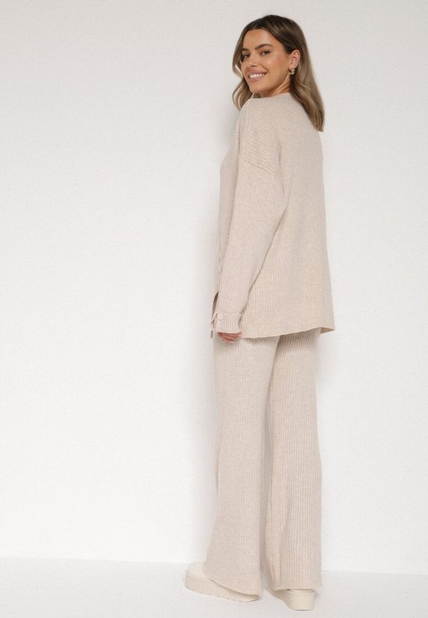 Born2be - Jasnobeżowy Komplet z Bawełną i Wełną Sweter z Guzikami i Proste Spodnie Reisadia. Kolor: beżowy. Materiał: wełna, bawełna