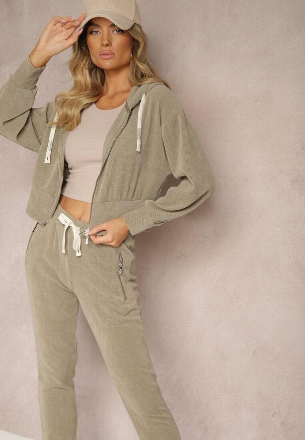 Renee - Ciemnozielony Komplet Dresowy z Dodatkiem Bawełny Spodnie z Gumką w Talii Bluza z Kapturem Sesaria. Kolor: zielony. Materiał: dresówka, bawełna
