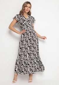 Born2be - Czarna Sukienka o Kopertowym Fasonie z Falbanką w Kwiatowy Wzór Flormoi. Okazja: na co dzień. Typ kołnierza: dekolt kopertowy, kołnierz z falbankami. Kolor: czarny. Materiał: materiał, jeans. Wzór: kwiaty. Sezon: wiosna, lato. Typ sukienki: kopertowe. Styl: klasyczny, casual #1