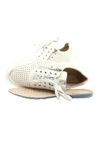 Caprice buty sportowe wiązane tęg.H 23750 white comb białe srebrny. Zapięcie: sznurówki. Kolor: srebrny, wielokolorowy, biały. Materiał: skóra. Szerokość cholewki: normalna. Obcas: na platformie #6