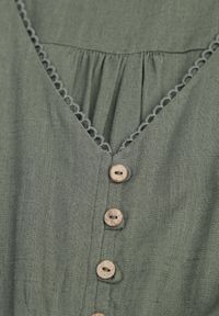 Born2be - Zielona Rozkloszowana Sukienka z Lnem i Wiskozą Zdobiona Guzikami Maitiella. Okazja: na co dzień. Typ kołnierza: dekolt w kształcie V. Kolor: zielony. Materiał: wiskoza, len. Długość rękawa: długi rękaw. Wzór: aplikacja. Sezon: wiosna, lato. Styl: casual, elegancki #8