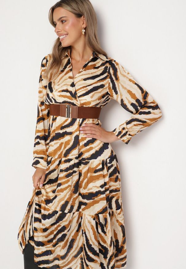 Born2be - Beżowa Rozkloszowana Sukienka Kopertowa w Abstrakcyjny Wzór z Paskiem i Gumką w Talii Zinnaea. Okazja: na co dzień, na spacer. Typ kołnierza: dekolt kopertowy. Kolor: beżowy. Długość rękawa: długi rękaw. Typ sukienki: kopertowe. Styl: elegancki, casual