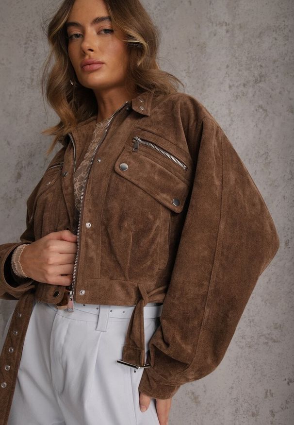Renee - Brązowa Kurtka Utility Cropped z Imitacji Zamszu z Suwakami i Paskiem w Talii Gleania. Kolor: brązowy. Materiał: zamsz. Wzór: aplikacja. Styl: rockowy