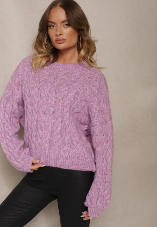 Renee - Fioletowy Sweter z Domieszką Wełny o Prostym Kroju Zdobiony Splotem w Warkocz Durira. Okazja: na co dzień. Kolor: fioletowy. Materiał: wełna. Długość rękawa: długi rękaw. Długość: długie. Wzór: aplikacja, ze splotem. Styl: klasyczny, elegancki, casual