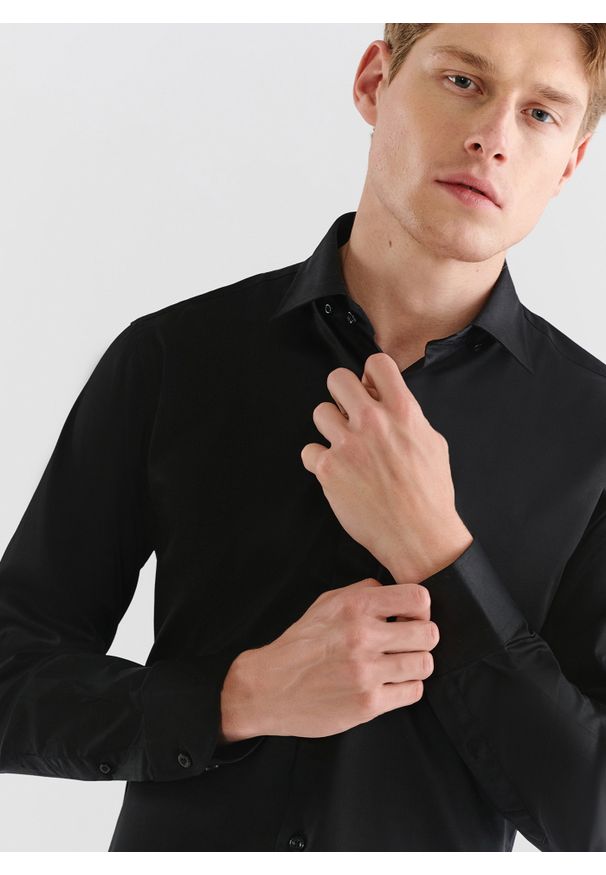 Pako Lorente - PAKO LORENTE – Koszula męska P000B-1X-002-C-S. Typ kołnierza: kołnierzyk klasyczny. Materiał: bawełna, elastan. Długość rękawa: długi rękaw. Długość: długie. Wzór: gładki. Styl: klasyczny, elegancki