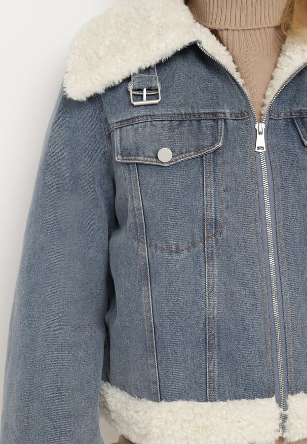 Born2be - Niebieska Kurtka Jeansowa z Bawełną i Futerkiem w Stylu Baranka Sallona. Okazja: na co dzień. Kolor: niebieski. Materiał: jeans, futro, bawełna. Sezon: wiosna, jesień. Styl: retro, wizytowy, casual, elegancki