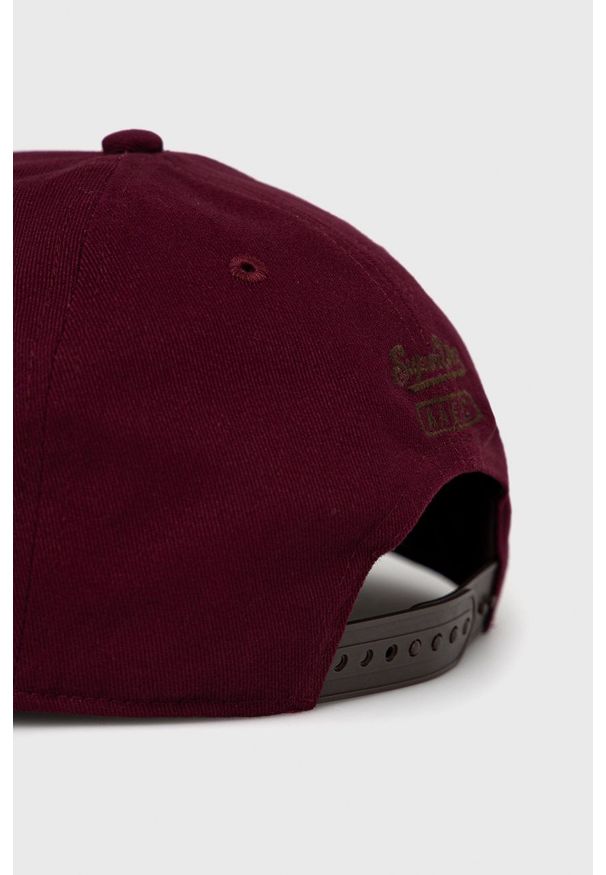 Superdry Czapka bawełniana kolor bordowy z aplikacją. Kolor: czerwony. Materiał: bawełna. Wzór: aplikacja