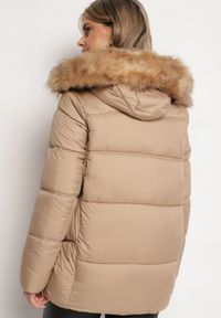 Born2be - Ciemnobeżowa Pikowana Kurtka Zimowa z Kieszeniami i Kapturem z Odpinanym Kołnierzem Ilisha. Okazja: na co dzień, na spacer. Kolor: beżowy. Materiał: dzianina, wełna, jeans, futro. Sezon: zima. Styl: casual, elegancki #4