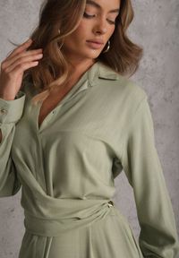 Renee - Zielona Koszulowa Sukienka z Wiskozy z Asymetrycznym Drapowaniem i Guzikiem Hetasa. Okazja: na co dzień. Kolor: zielony. Materiał: wiskoza. Długość rękawa: długi rękaw. Typ sukienki: asymetryczne, koszulowe. Styl: casual, elegancki #5