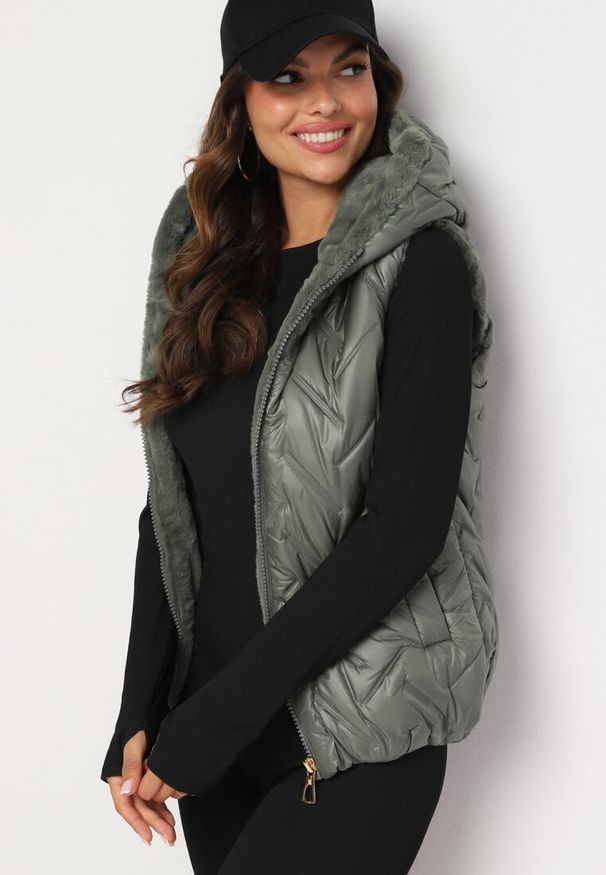 Born2be - Ciemnozielona Pikowana Kamizelka ze Sztucznym Futerkiem na Suwak Timitha. Okazja: na co dzień. Kolor: zielony. Materiał: futro. Wzór: aplikacja. Sezon: jesień. Styl: casual, sportowy, klasyczny