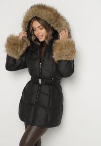 Born2be - Czarna Pikowana Kurtka z Paskiem i Kapturem Zdobiona Futerkiem Olunelia. Okazja: na co dzień. Kolor: czarny. Materiał: futro. Wzór: aplikacja. Styl: casual, elegancki, klasyczny #1