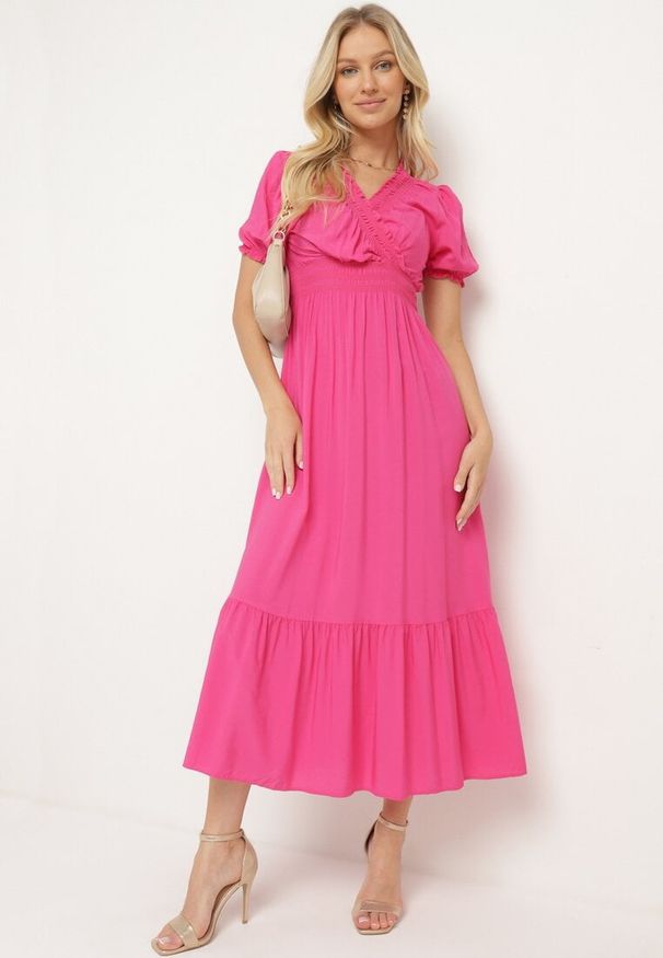 Born2be - Fuksjowa Bawełniana Sukienka z Kopertowym Dekoltem w Stylu Boho Rissasie. Okazja: na co dzień. Kolor: różowy. Materiał: bawełna. Typ sukienki: kopertowe. Styl: boho