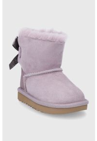 Ugg - UGG Śniegowce zamszowe dziecięce Mini Bailey Bow Glitz. Nosek buta: okrągły. Kolor: zielony. Materiał: zamsz. Szerokość cholewki: normalna