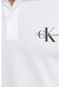 Calvin Klein Jeans polo męski kolor biały z nadrukiem. Typ kołnierza: polo. Kolor: biały. Materiał: dzianina. Długość: krótkie. Wzór: nadruk #2