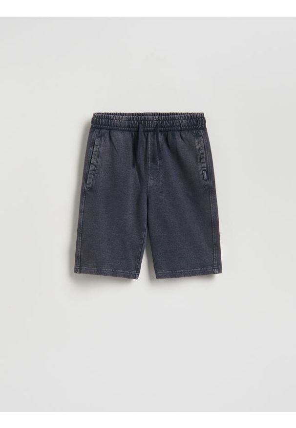 Reserved - Bawełniane bermudy - granatowy. Kolor: niebieski. Materiał: bawełna