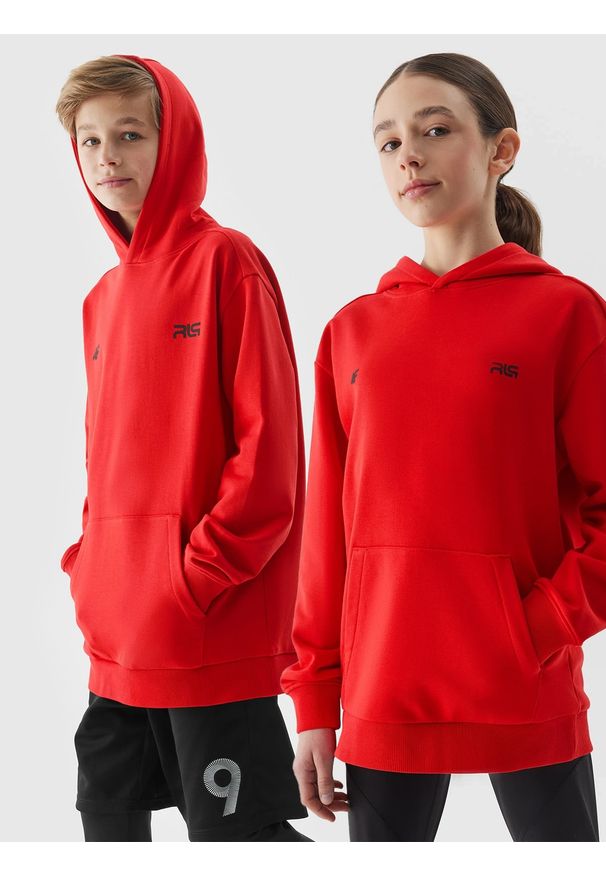 4f - Bluza dresowa nierozpinana z kapturem dziecięca 4F x Robert Lewandowski - czerwona. Typ kołnierza: kaptur. Kolor: czerwony. Materiał: dresówka. Wzór: nadruk. Sezon: lato. Styl: sportowy, młodzieżowy