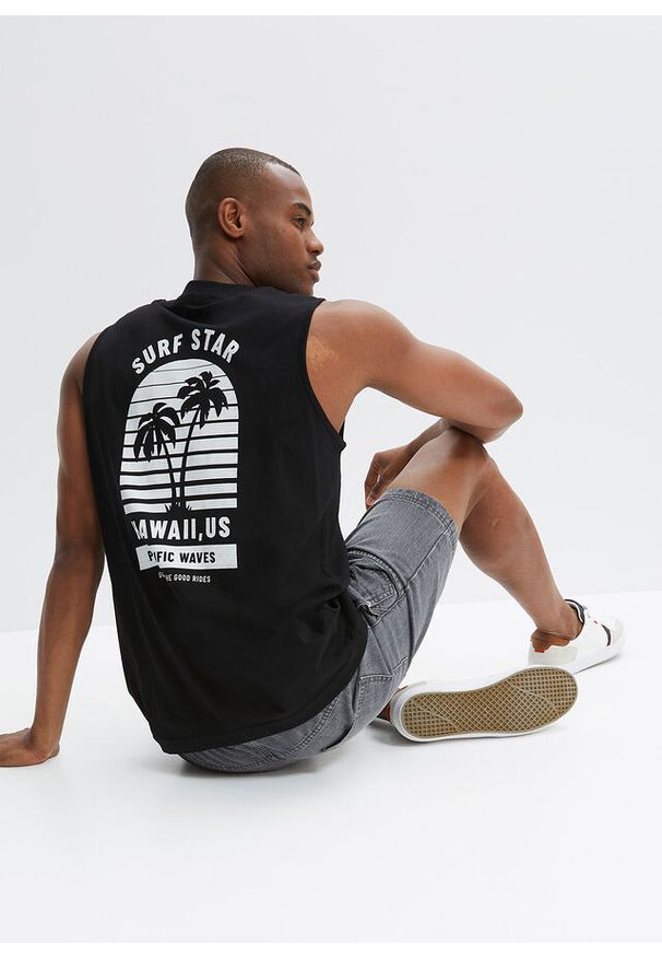 bonprix - Koszulka na szerokich ramiączkach, krój loose fit. Kolor: czarny. Długość rękawa: na ramiączkach. Wzór: nadruk