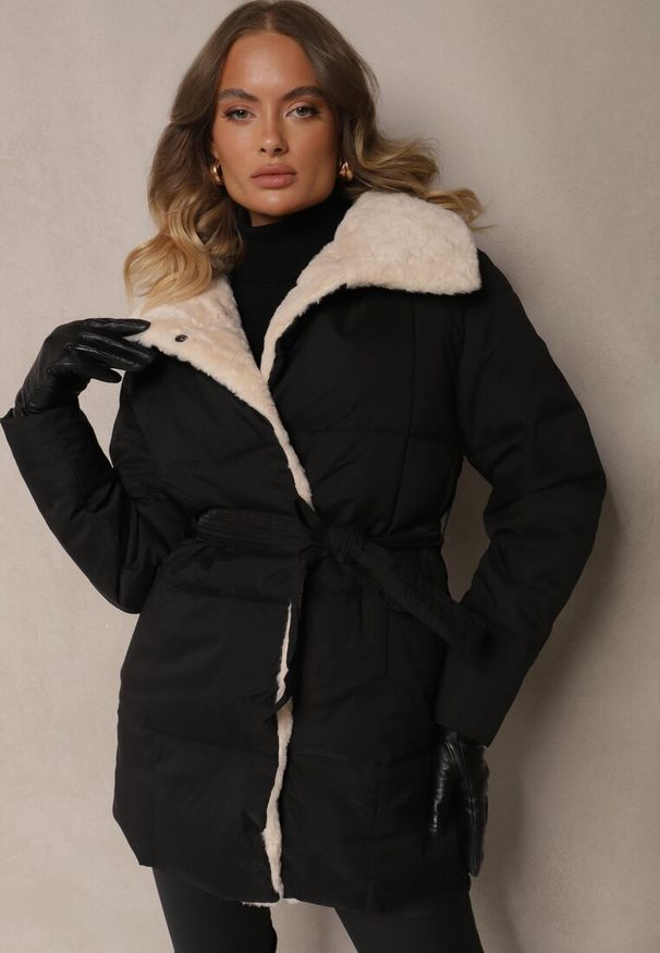 Renee - Czarna Kurtka z Pikowanymi Przeszyciami i Futrzanym Kołnierzem Wiązana w Talii Attelira. Okazja: na co dzień. Kolor: czarny. Materiał: futro. Styl: elegancki, wizytowy, casual