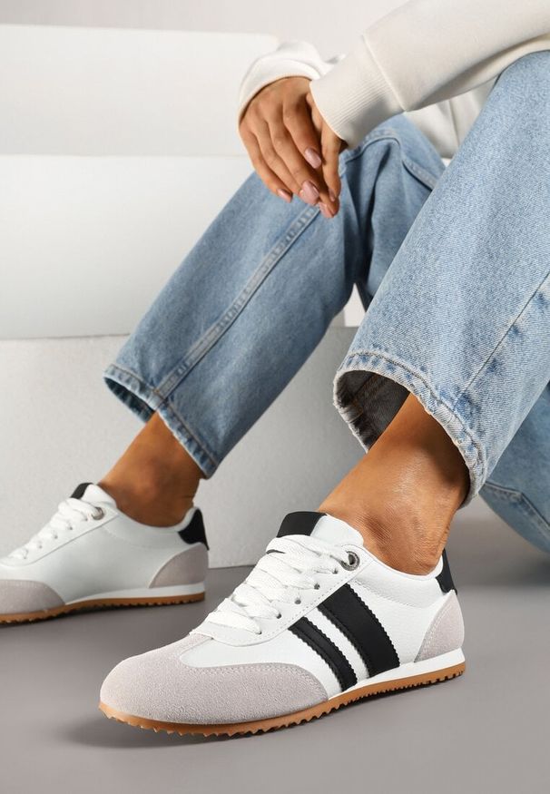 Born2be - Białe Sneakersy Ozdobione Paskami Amoissea. Okazja: na co dzień. Zapięcie: pasek. Kolor: biały. Materiał: jeans. Wzór: aplikacja