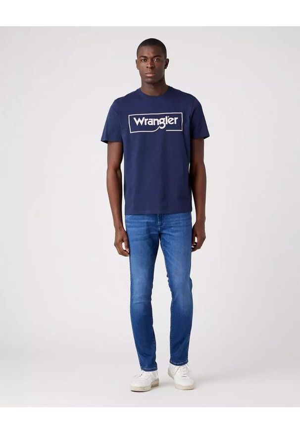 Wrangler - WRANGLER FRAME LOGO TEE MĘSKI T-SHIRT KOSZULKA NADRUK NAVY W70JD3114 112320768. Okazja: na co dzień. Materiał: skóra, bawełna. Wzór: nadruk. Styl: elegancki, casual, klasyczny