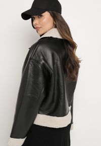 Born2be - Czarna Kurtka Biker o Kroju Ramoneski z Futrzanymi Wstawkami i Ociepleniem Nikida. Okazja: na co dzień. Kolor: czarny. Materiał: futro. Długość rękawa: długi rękaw. Długość: długie. Styl: klasyczny, elegancki, casual #7