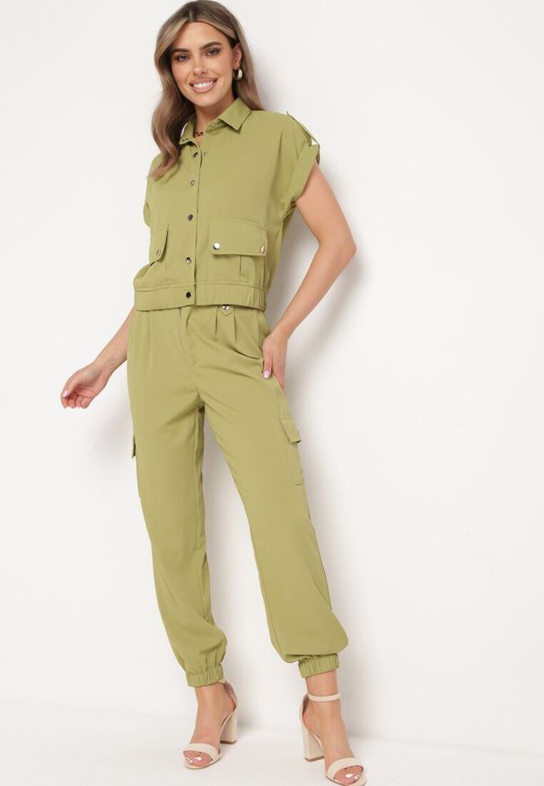 Born2be - Ciemnozielony Komplet 2-częściowy z Bluzką i Spodniami Arene. Kolor: zielony. Wzór: aplikacja