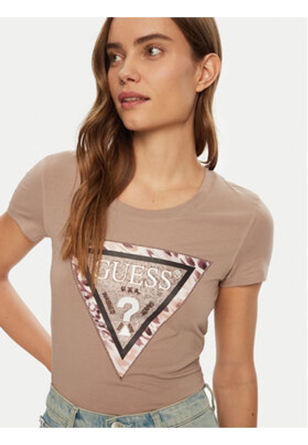 Guess T-Shirt W5RI22 J1314 Brązowy Regular Fit. Kolor: brązowy. Materiał: bawełna