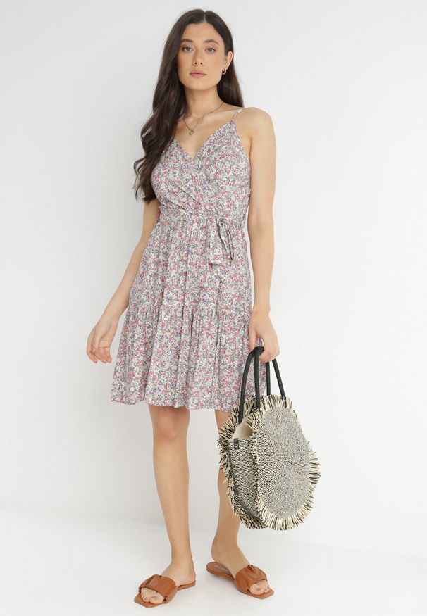 Born2be - Biało-Różowa Sukienka z Wiskozy Porthos. Kolor: biały. Materiał: wiskoza. Długość rękawa: na ramiączkach. Wzór: kwiaty. Sezon: lato. Typ sukienki: kopertowe. Długość: mini