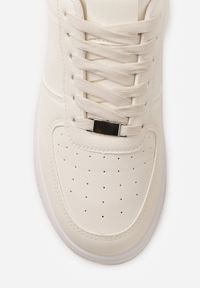 Renee - Beżowe Sznurowane Sneakersy Ozdobione Perforacją Ellemisa. Okazja: na co dzień. Kolor: beżowy. Materiał: jeans, materiał. Szerokość cholewki: normalna. Wzór: aplikacja. Sport: fitness #6