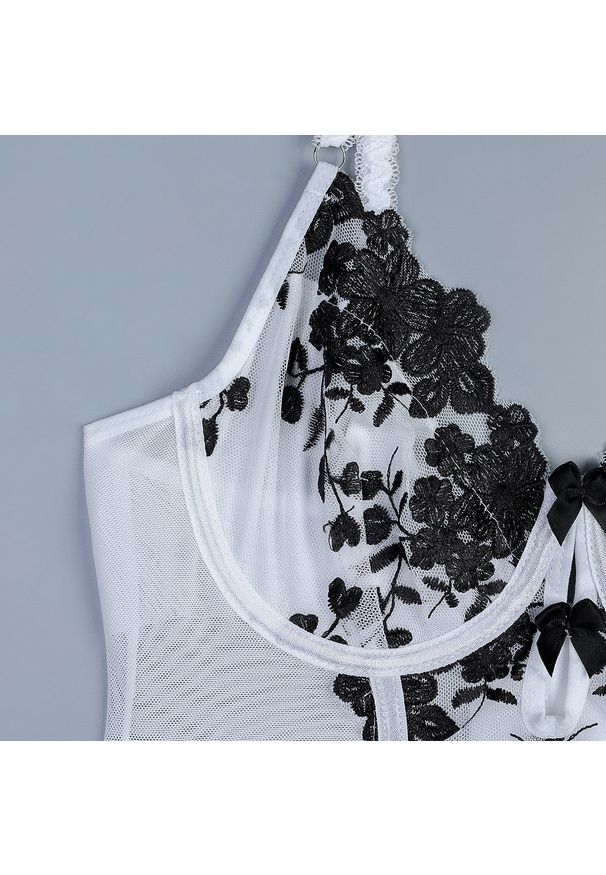 Intica - Komplet bielizny z haftem i pończochami Nikita. Kolor: czarny. Materiał: materiał. Wzór: haft