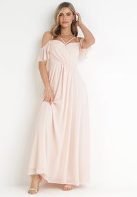 Born2be - Różowa Maxi Sukienka o Rozkloszowanym Fasonie na Cienkich Skrzyżowanych Ramiączkach Hendina. Okazja: na imprezę, na ślub cywilny, na wesele. Typ kołnierza: dekolt hiszpanka. Kolor: różowy. Długość rękawa: na ramiączkach. Typ sukienki: rozkloszowane. Długość: maxi