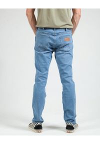 Wrangler - WRANGLER GREENSBORO MĘSKIE SPODNIE JEANSOWE LIGHTHOUSE W15QHNR20