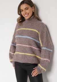 Born2be - Beżowy Golf z Wełną Ozdobiony Paskami Reisorria. Okazja: na spacer, na co dzień. Typ kołnierza: golf. Kolor: beżowy. Materiał: wełna. Wzór: aplikacja. Styl: casual #1