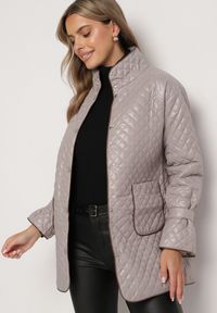 Born2be - Beżowa Pikowana Kurtka z Materiałowym Paskiem i Rozszerzanymi Rękawami Zerilaine. Okazja: na co dzień. Kolor: beżowy. Materiał: materiał. Styl: casual, elegancki #3