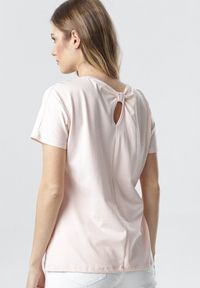 Born2be - Jasnoróżowy T-shirt Aclurgh. Kolor: różowy. Materiał: dzianina. Długość rękawa: krótki rękaw. Długość: krótkie #4