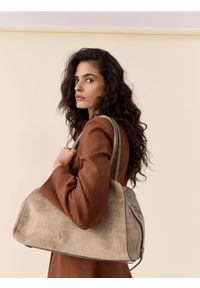 Reserved - Torebka z imitacji zamszu - beżowy. Kolor: beżowy. Materiał: zamszowe #1