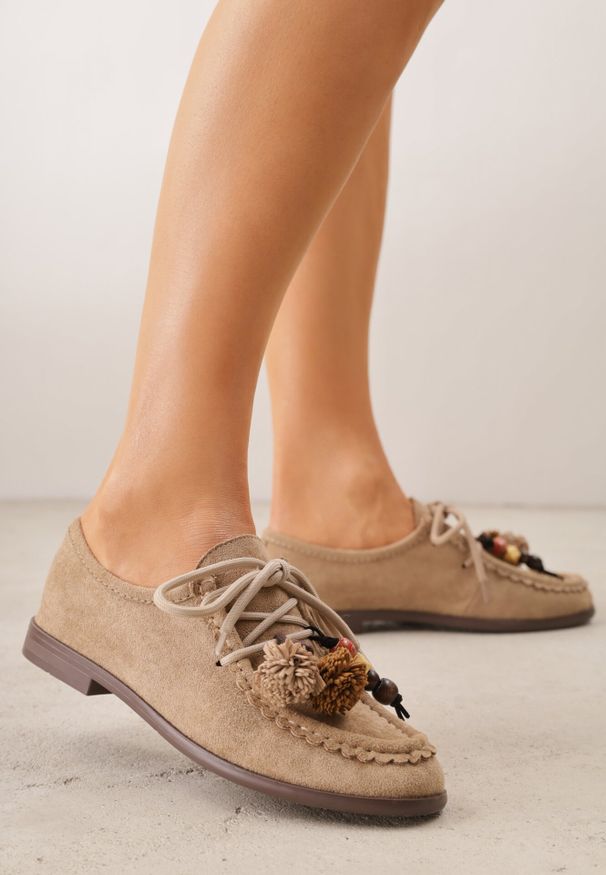 Born2be - Beżowe Mokasyny VICES z Wkładką ze Skóry Natualnej Ozdobione Koralikami. Nosek buta: okrągły. Kolor: beżowy. Materiał: skóra. Wzór: aplikacja. Obcas: na obcasie. Styl: klasyczny. Wysokość obcasa: niski