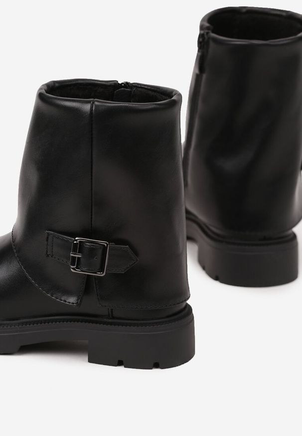 Born2be - Czarne Botki w Stylu Biker z Wywiniętą Cholewką i Kwadratową Klamrą Jeilly. Okazja: na co dzień. Zapięcie: klamry. Kolor: czarny. Materiał: jeans, skóra. Szerokość cholewki: normalna. Styl: młodzieżowy, casual, elegancki