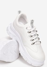 Renee - Białe Sneakersy Farwynn. Zapięcie: sznurówki. Kolor: biały. Szerokość cholewki: normalna. Wzór: aplikacja #4