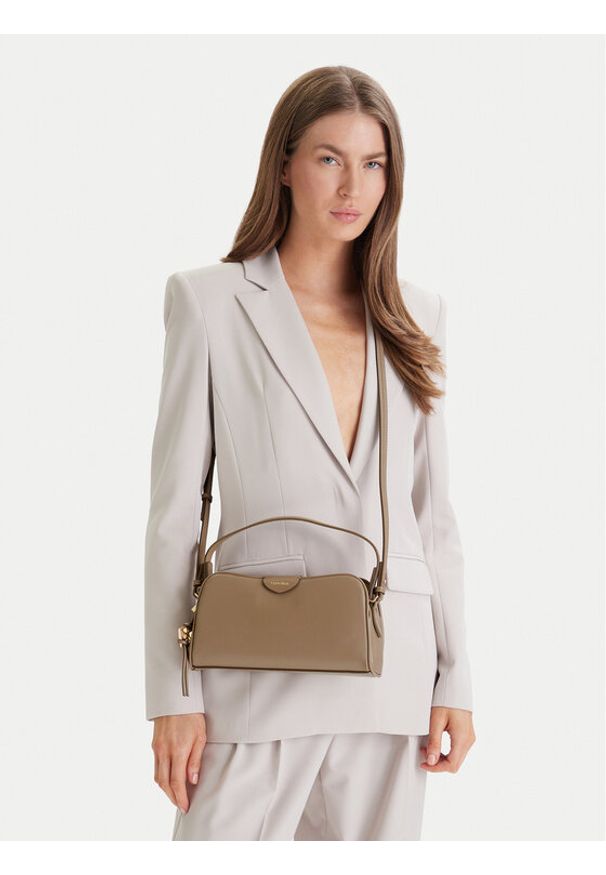 Calvin Klein Torebka Emblem Trio Top Handle Camera Ba LV04F3370G Beżowy. Kolor: beżowy. Materiał: skórzane