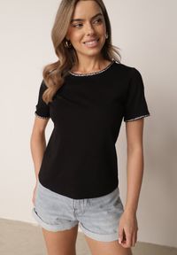 Born2be - Czarny Bawełniany T-shirt z Metaliczną Lamówką przy Dekolcie i Rękawach Ianania. Okazja: do pracy, na co dzień. Kolor: czarny. Materiał: bawełna. Styl: elegancki, klasyczny, casual #4