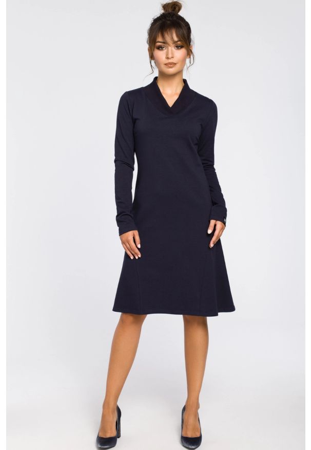 BeWear - Sukienka trapezowa z bawełnianej dzianiny granatowa. Okazja: na co dzień. Typ kołnierza: kołnierzyk stójkowy, dekolt w kształcie V. Kolor: niebieski. Materiał: dzianina, bawełna. Typ sukienki: trapezowe. Styl: sportowy, casual, elegancki, klasyczny. Długość: midi