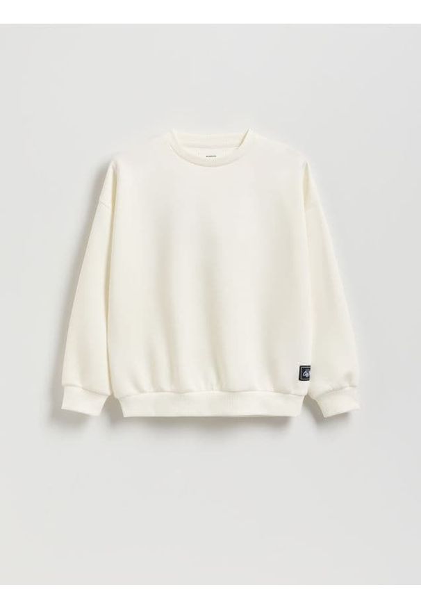 Reserved - Bluza oversize z nadrukiem - złamana biel. Materiał: dzianina. Wzór: nadruk